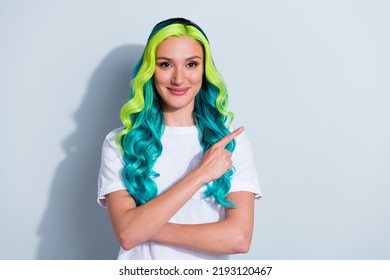 Photo shiny sweet vibrant gradient hair girl dressed t  shirt pointing finger empty space isolated white color background
