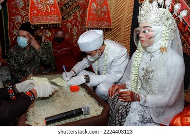 Photo Shoot For Instagram Portfolio, Wedding Reception During The Covid Period Mr. Julian And Mrs. Yosi In Lampung With The Concept Of Padang And Lampung Customs Running Smoothly 29 August 2021