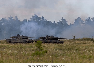 La foto muestra un tanque Leopard 2, que ha sido desplegado por el ejército ucraniano para reforzar sus capacidades blindadas en el conflicto en curso, y es una fuerza formidable en el campo de batalla