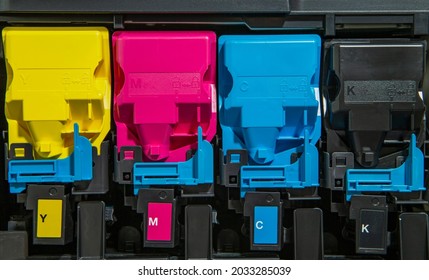 Das Foto zeigt einen offenen Drucker mit Ansicht der farbigen Tonerkassetten an.