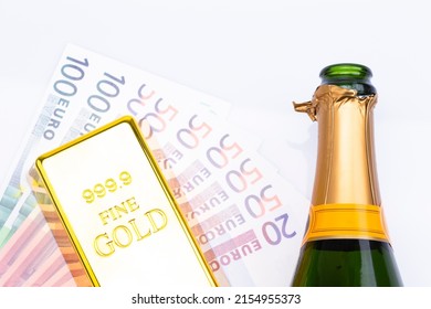 Das Foto zeigt die Oberseite einer Champagnerflasche einzeln auf weißem Hintergrund mit Banknoten und goldenem Zick