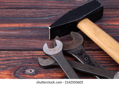 Das Foto zeigt verschiedene Handwerkzeuge auf einem Holztisch