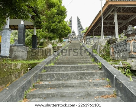 Photo of the steps leading to the top of the sanctuary