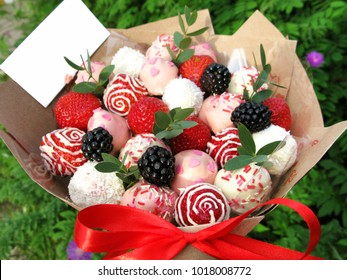 Photo strawberry blackberry berry sweet chocolate bouquet romantic gift