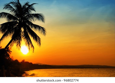 Photo of sunrise on sea, Vietnam