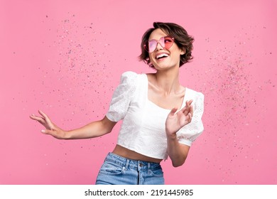 Foto de dama dulce brillante usando gafas de corazón blusa blancas bailando espacio vacío aislado color rosa fondo