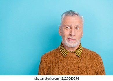Foto de un pensante hombre pensionista vestido de pulamante marrón con aspecto vacío aislado fondo de color azul
