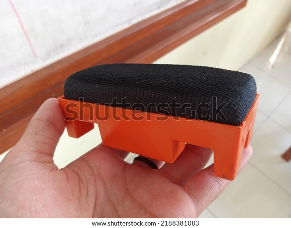 the photo of\
the white board eraser being\
held