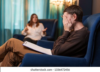 Photo de femme psychologue et d'homme patient en consultation.