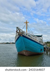 Photo of a wooden boat or KLM being docked at the port of Bangka belitung