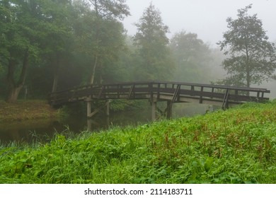 Photo of a wooden bridge over a ditch on a foggy morning in the Westerpark in Zoetermeer