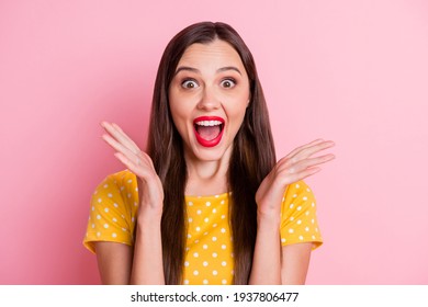 Photo of young attractive girl happy smile amazed excited shocked news sale discount scream isolated over pink color background