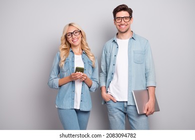 Photo of young couple happy positive smile freelancer laptop smartphone online isolated over grey color background