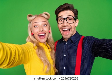 Photo Of Young Excited Glamour Couple Make Selfie Party 80s Theme Retro Emotion Isolated Over Green Color Background