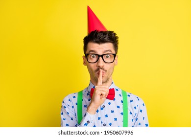 Photo Of Young Handsome Man Finger Touch Lips Shh Keep Secret Surprise Wear Party Hat Isolated Over Yellow Color Background