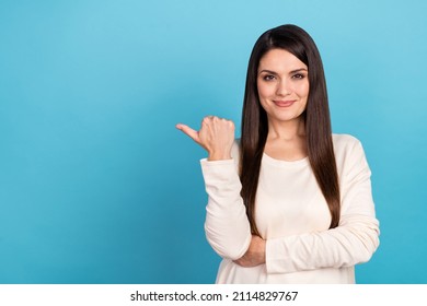 Photo of young lady promoter indicate thumb empty space suggest proposition decision isolated over blue color background
