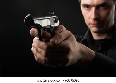 Photo A Young Man Drawing A Gun In Self Defense Studio Shoot