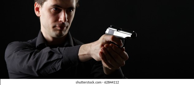 Photo A Young Man Drawing A Gun In Self Defense Studio Shoot