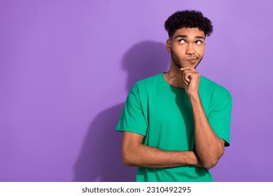 Foto de un hombre joven cruzado de brazos mente pensativo pensante cara contemplativa examen de respuesta a prueba aislado color púrpura
