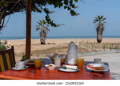 Photograph of a breakfast with tamales with the background of the beach. By Yuri Ugarte Cespedes.