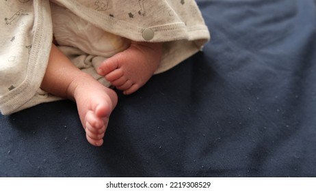 A Photograph Of The Foot Of A 0-year-old Newborn, 1 Month After Birth, Taken Close To The Left