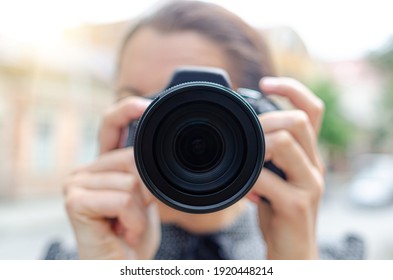 Photographer takes pictures with the camera. The woman takes pictures on the camera.