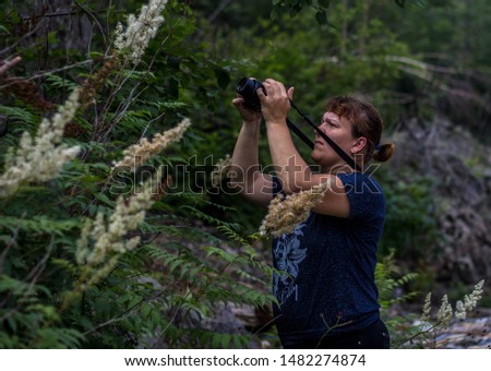 photographer in works in the wild