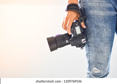 Photographers stand ready to work and Photography is happiness.
In the photographer's hand there is a camera.