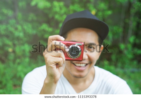 Photographers take\
photos with a compact\
camera