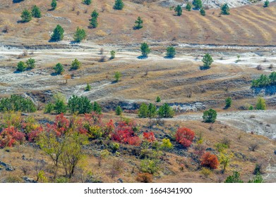 Fotos der Krim-Herbsthalbinsel, Ak-Kaya Weißer Felsen, Belogorsky Bezirk, Biyuk-Karasu Fluss, die Mousterian-Ära, die Siedlungen der Sarmatianer und Szyten, Altyn-Teshik-Höhle