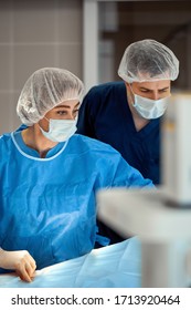 Photos Of Doctors In Protective Masks And Lab Coats Intensively Work In Intensive Care. Intensive Care Unit, Life Saving, Pneumonia, Covid 19.