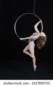 Photoshoot of a acrobat model, doing contortion, rings and aerial gymnastics