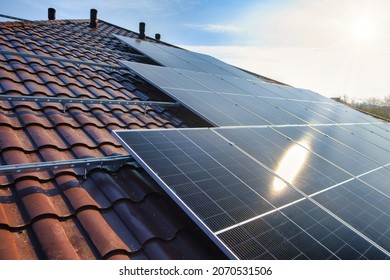 Paneles fotovoltaicos en el tejado. Techo De Paneles Solares. Vista de paneles solares (celda solar) en el tejado con luz solar