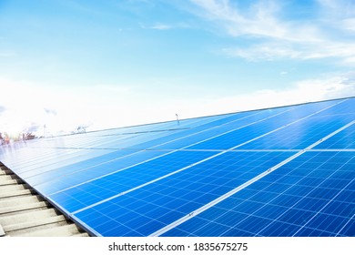 Paneles fotovoltaicos o solares en el techo del edificio.