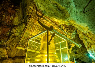 Phra Sabai Höhle mit goldener Pagode in der Provinz Lampang, Thailand.