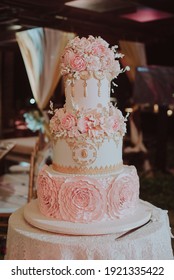 Phuket, Thailand-JULY 31,2014: Luxury Wedding Cake 