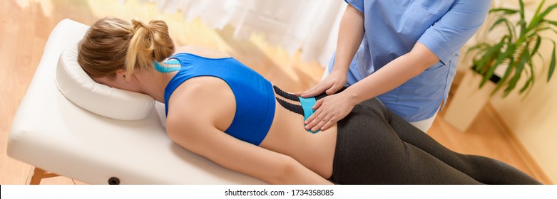 Physiotherapeut kinesio Klebeband auf den unteren Rücken der weiblichen Patientin. Kinesiologie, Physiotherapie, Rehabilitationskonzept Web-Banner.