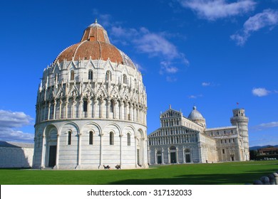 The Piazza Del Duomo In Pisa