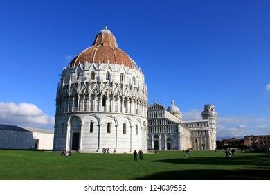 Piazza Del Duomo In Sunmmer, Pisa, Italy