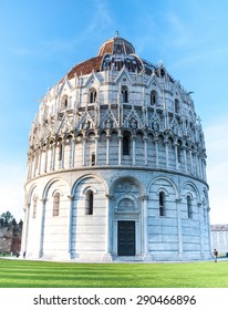 Piazza Del Duomo In Sunmmer, Pisa, Italy 