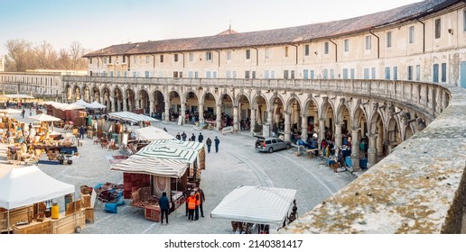 Piazzola sul Brenta Padua, Italien - 27. März 2022 - Panorama der Piazza Camerini, wo der Antiquitätenmarkt am letzten Sonntag des Monats abgehalten wird