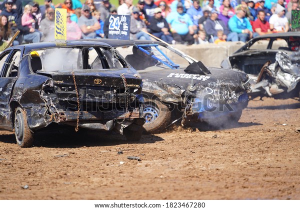 Pickett, Wisconsin / USA - September 18th, 2020:
hollywood motorsports entertainment held their annual paws for the
cause demolition derby.
