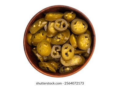 Jalapeño en escabeche, rodajas de pimienta mexicana verde marinada aisladas sobre fondo blanco.