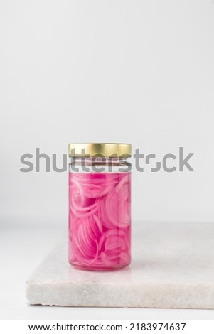 Pickled onions in a jar, red onions in vinegar, purple onions, Quick pickled red onions