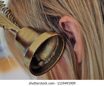 Ein Bild einer Glocke neben dem Ohr zeigt Tinnitus oder bekanntermaßen auch im Ohr klingeln, ist eine Bedingung, dass viele, die Hörverlust oder Hörschäden haben, unter einer 