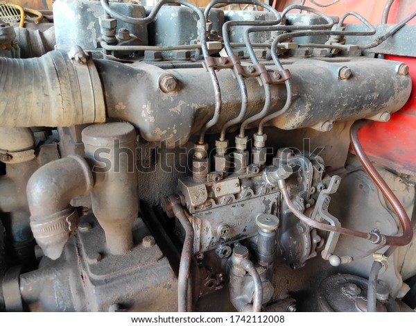 Picture of car\
engine.engine with four\
pistons