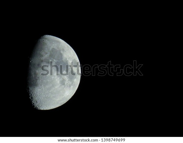 Picture of the convex crescent phase of the moon in\
the dark night sky.