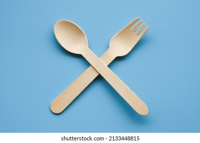 A Picture Of Cross Wooden Fork And Spoon. Recyleable, Eco-friendly And Plastic Free Material Used In Food Industry.