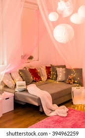 Picture Of Fairy Lights In Teen Bedroom