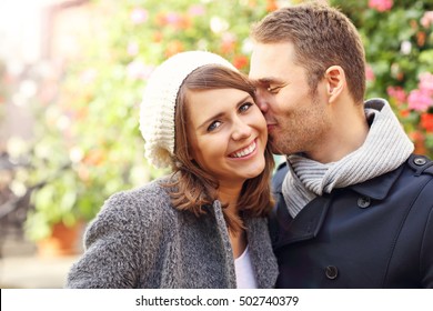 Bild des glücklichen Paares, das sich in der Stadt küsst